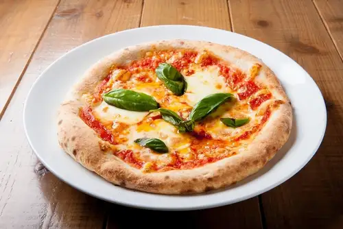 Margherita / Spicy pizza with chorizo and garlic