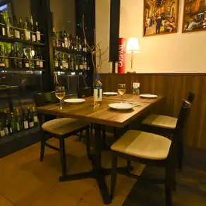 餐桌座位营造的轻松氛围,使其成为与朋友或家人用餐,甚至是约会的理想场所。这些座位之所以受欢迎,是因为它们提供了舒适的坐姿,使谈话更容易进行。