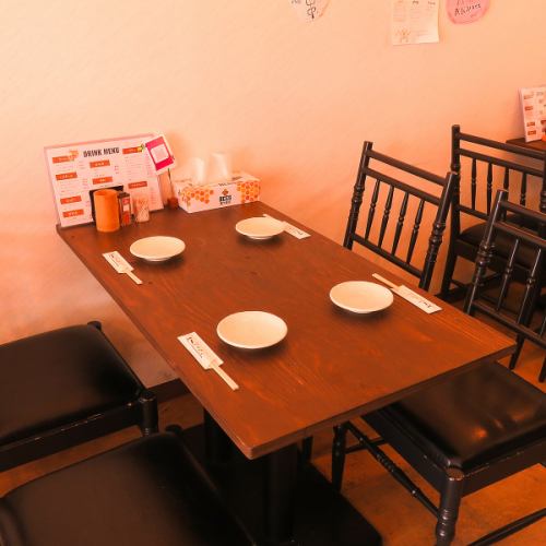 我们还提供舒适的桌椅。最适合多人宴会！尽情享受烤内脏和烤鸡肉串吧♪