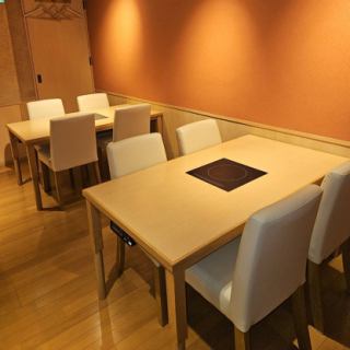 There is a spacious and comfortable table seating for 4 people.Please relax in our restaurant, which boasts a calm atmosphere.