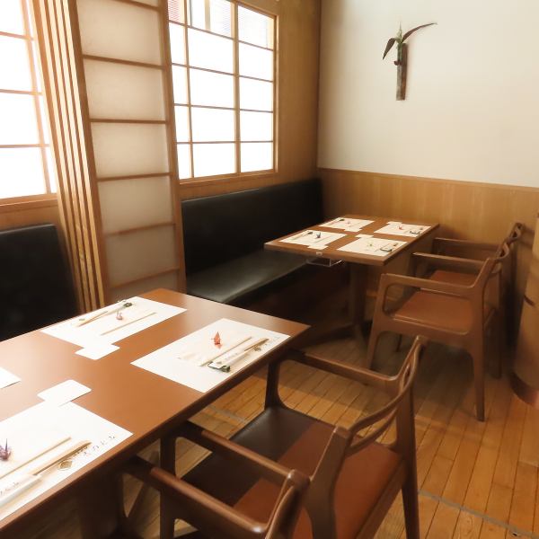 【最大8名様まで個室】仕切って4名席、最大8名様まで使用可能な個室のご用意ございます。和モダンの落ち着いた空間で、木の温もりを感じるテーブル席や、ゆったりとしたカウンター席、そして奥には接待や顔合わせ、お祝いごとにも使える個室も完備しております。