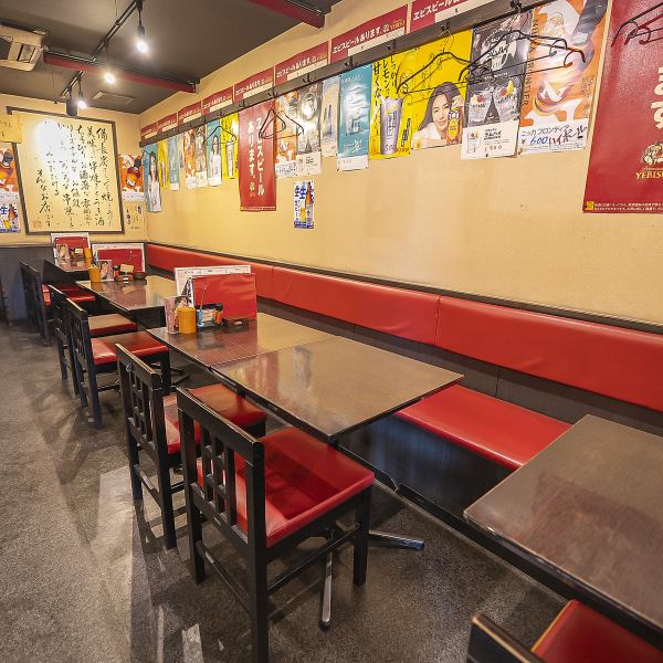 2名掛け1卓、4名掛け3卓のテーブル席をご用意。ほどよい距離感で、友人同士や家族利用にも使いやすい落ち着いた配置です◎また片側ソファーの席もあるのでごゆっくりとお過ごしいただけます◎