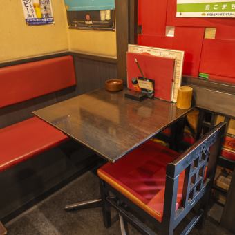 一张可供两人使用的桌子