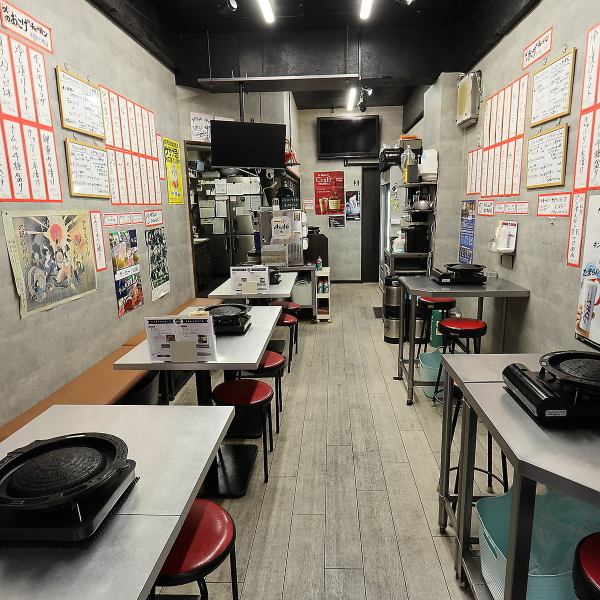 【落ち着きのある空間で楽しむ大人のジンギスカン酒場】落ち着いた雰囲気の店内は、気軽に食事やお酒を楽しめる心地よい空間！ラム肉料理を囲みながら、仕事仲間や友人との宴会にもぴったりです♪明るく清潔感のある空間で、ゆったりとジンギスカンやお酒をお楽しみいただけます◎