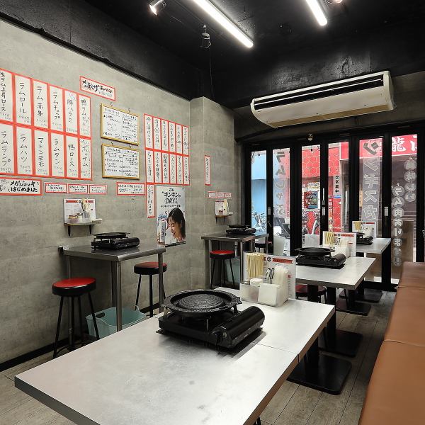 【仲間との食事に最適なテーブル席をご用意】店内にはテーブル席を3卓ご用意！友人との食事や仕事仲間との飲み会など、グループでのご利用にもぴったりです♪ジンギスカンを囲みながら会話も弾み、楽しい時間をゆったりとお過ごしいただけます◎宴会利用にもおすすめです！