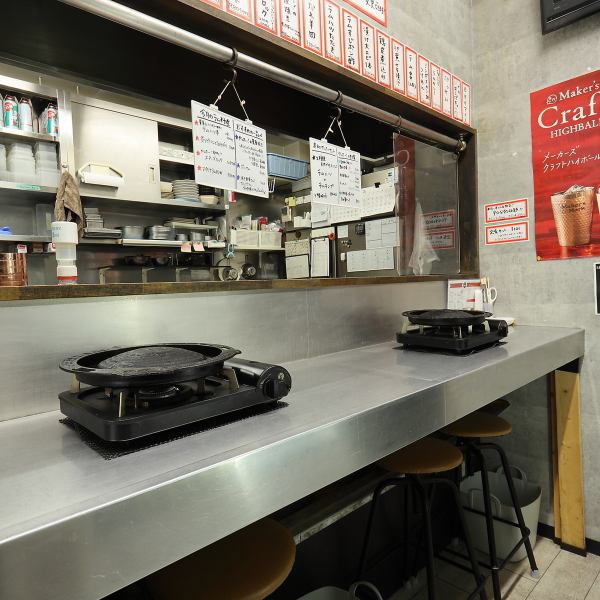 【気軽に楽しめるアットホームなカウンター席】カウンター席は全４席をご用意！1人飲みや2人でのサク飲みにぴったりの居心地の良い空間です♪焼きたてのラム肉とお酒を気軽に味わえます！ふらっと立ち寄れる温かい雰囲気も魅力です◎