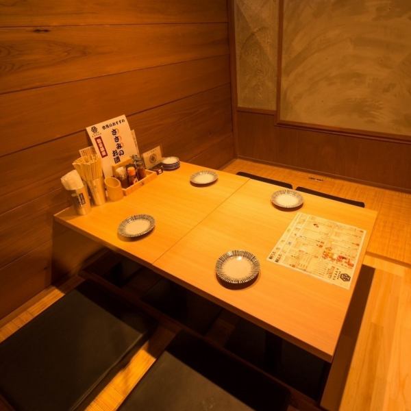 【2/4/6/10名様..個室完備!!】ごゆっくりお楽しみいただける完全個室をご用意☆店内の活気溢れるオープン席もおすすめです♪熊本下通での仕事帰りの一杯や仲間との飲み会、ご宴会などレイアウトを最適にしてご案内いたします！大衆感あふれる落ち着く店内でごゆっくりお寛ぎ下さい！駅から徒歩3分の駅チカ◎