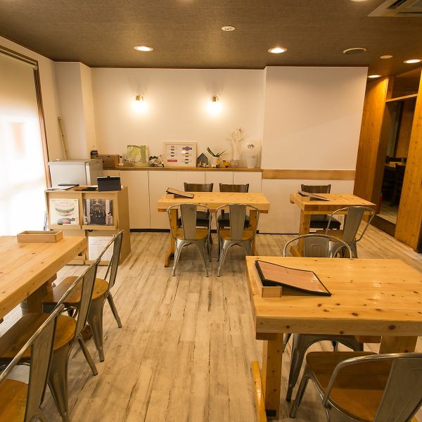 [Table 6-8 seats × 2 tables / 4 seats × 1 table / 2 seats × 2 tables] For small to medium-sized customers who want to have fun with good friends ☆ For family meals ◎ Drinking party / dinner party, company / university party, mom party / women's group / papa party etc. ◎ Change of seat layout is OK ~ 24 people can accommodate various people ♪ Welcome party and New Year party Can be used in various scenes