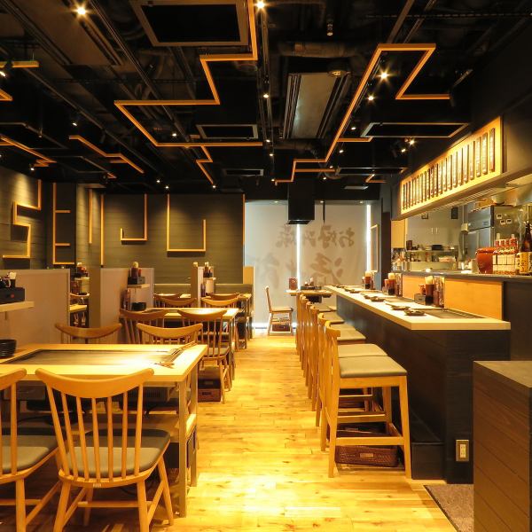 グランフロント北館6Fにあるお好み焼きの名店。宴会は最大16名様まで。貸切ですと最大34名様まで可能です。仕事帰りに仲間内での飲み会や、デート、観光のお客様にも大人気です。