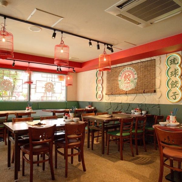 The interior is decorated with traditional Chinese crafts and lanterns, giving the atmosphere of a trip to a night market in China or Taiwan.We have table seats, counter seats, terrace seats, and private rooms.It's a space that's too perfect to bite into delicious dumplings ♪