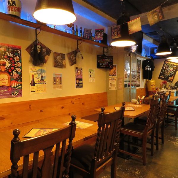 There are plenty of table seats available.It can be combined according to the number of people.It can also be used by two or more people.It can be used for a variety of occasions, such as girls' gatherings and work parties.Please inquire!