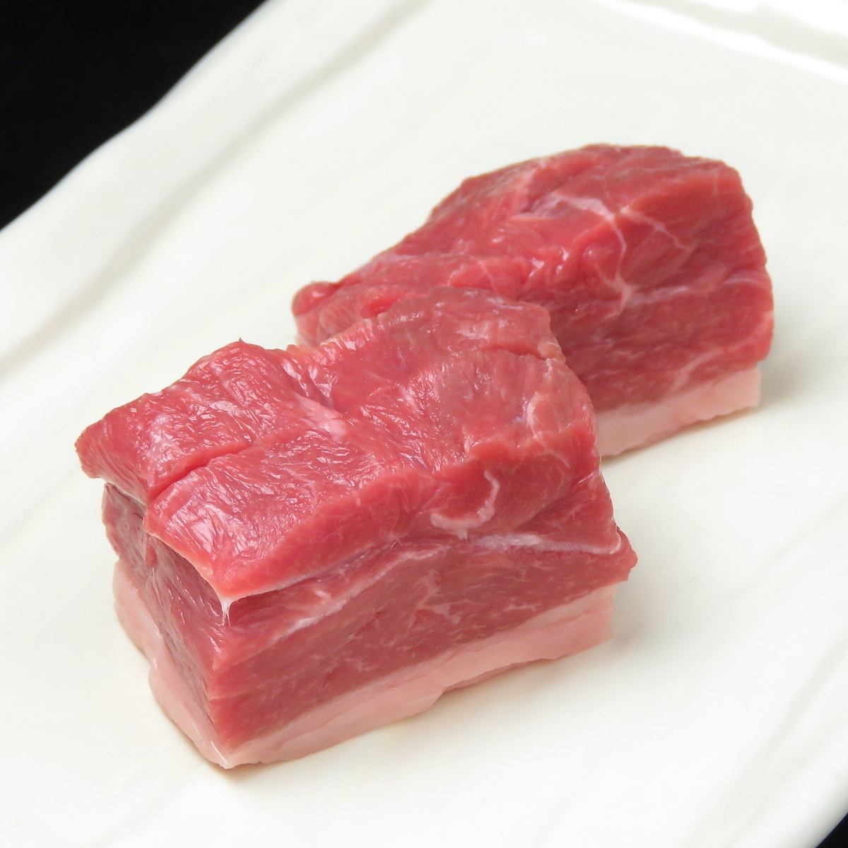生ラム厚切りランプは分厚いのに柔らかく、旨味が凝縮されたお肉