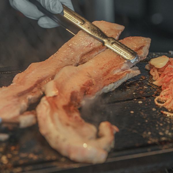 こだわりの厳選豚★2cmの極厚肉はジューシーで食べごたえあり♪サムギョプサル　1人前