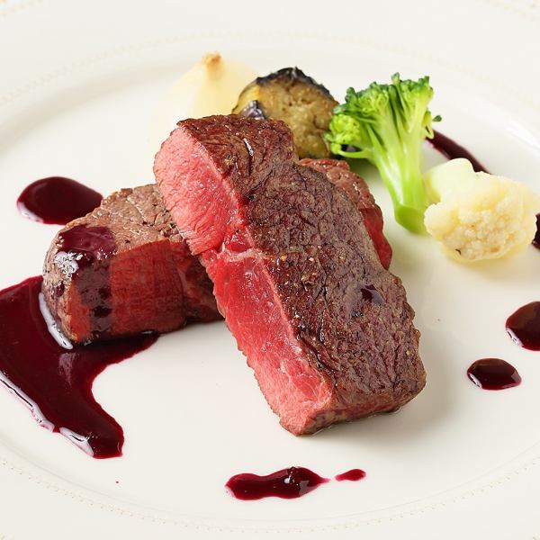 For birthdays, anniversaries, and other special occasions, the Mayer Dinner Course costs 10,000 yen