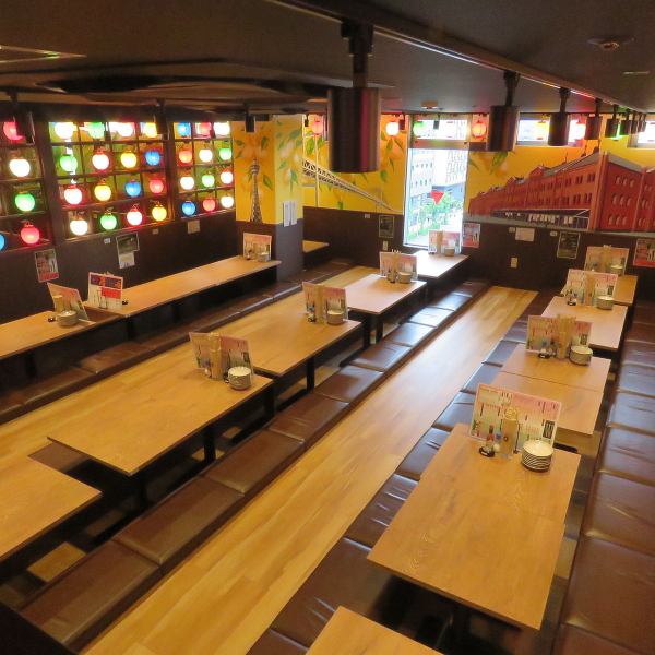 【人数に合わせて席のカスタマイズOK】突発的な宴会だって対応できちゃう座敷席は広々使える！10名、20名、30名…と最大100名までＯＫです。