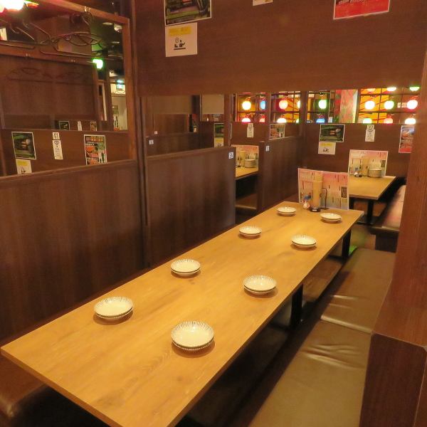 【少人数でもゆったりと】ドカンとワイワイ大衆酒場！気軽に使えるテーブル席は仕事帰りにサクッと飲むのにもってこいの空間