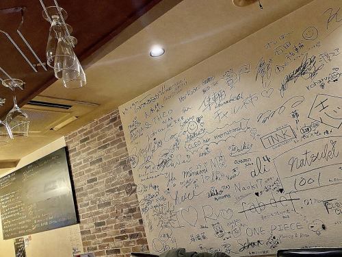 【壁いっぱいの、お客様からの愛】