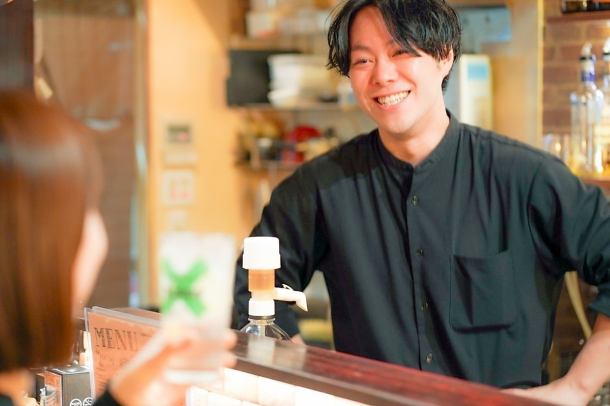 カウンターではおしゃべりも楽しみながら、お酒・お料理を楽しんでいただけます♪お一人様でのご来店も大歓迎！お仕事帰りや０次会、約束までの待ち時間、遅くまで営業しているので飲み会終わりにもう一杯飲みたい、食べたいとき、是非Ｓａｉまでお越しください♪