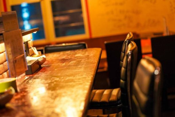 カウンターではおしゃべりも楽しみながら、お酒・お料理を楽しんでいただけます♪お一人様でのご来店も大歓迎！お仕事帰りや０次会、約束までの待ち時間、遅くまで営業しているので飲み会終わりにもう一杯飲みたい、食べたいとき、是非Ｓａｉまでお越しください♪