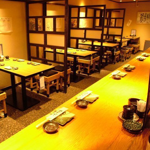 分厚い一枚板のカウンターでゆったりと食事も楽しめます♪