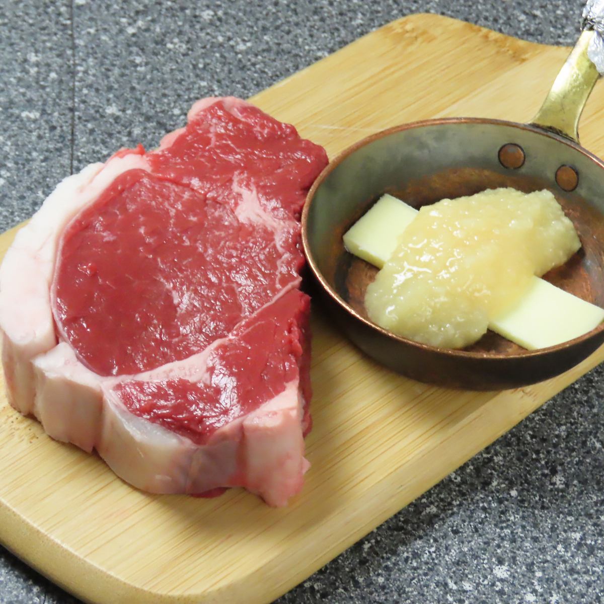 High-quality meat such as fillet steak and rib roast served with sake from Asahikawa.