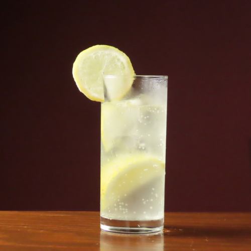 The refreshing lemon sour goes perfectly with yakiniku.