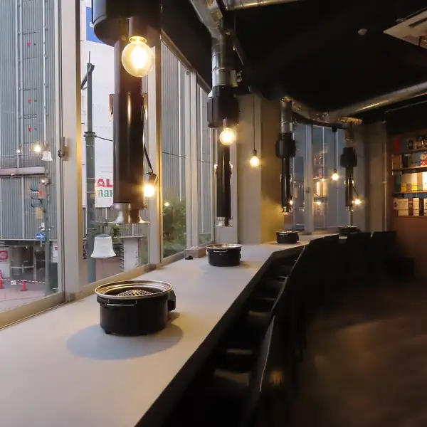 2階フロアが新規オープンいたしました！モダンで洗練された店内には、お一人様や少人数・デート利用にぴったりなカウンター席をご用意。大きな窓から街並みを眺めながら、落ち着いた雰囲気の中でゆったりと極上の焼肉をお楽しみいただけます。新しく広がった上質な空間へ、ぜひお気軽にお立ち寄りください！