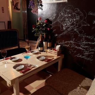 出来たてのポップコーンと駄菓子がな、なーんと無料で誰でも食べ放題。/えっ、マジ?!高級ウィスキーから厳選焼酎、古酒泡盛まで?!圧巻の品揃え、超お得な飲み放題がな、なーんと2時間1000円?!/20名~100名程度まで店舗貸切営業対応可能/10名個室フロア貸切/広々ソファー30席/モニター3台連動好きな映像流せます