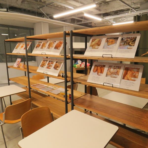 【店内にはパンを紹介するポップがたくさん設置されています】それぞれのパンの特徴はもちろん、オーナーのこだわりが詳しく書かれているため、選ぶ楽しさ倍増です！ひとつひとつにオーナーの想いが詰まっていますので、ポップを眺めながらじっくり選んで、ぜひご自分だけのお気に入りのパンを見つけてください☆