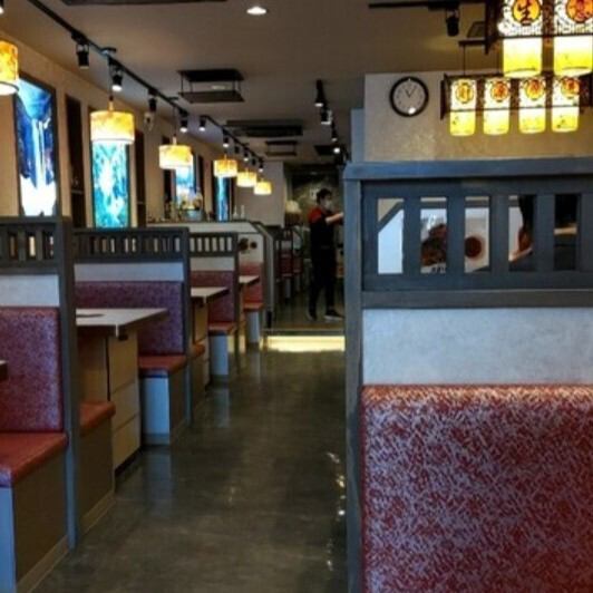 宴会やパーティーにも対応できる当店は、少人数のご利用ももちろん大歓迎♪広々としたスペースで、【アットホーム】な雰囲気を楽しみながら、美味しい料理をシェアするひとときが過ごせます★ぜひご予約ください！