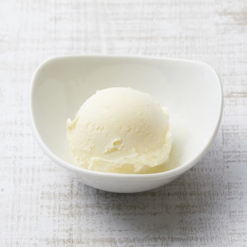 vanilla ice cream / chocolate vanilla ice cream