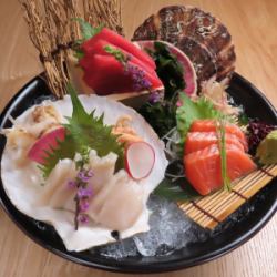 Assortment of 3 kinds of seafood sashimi