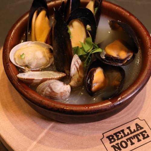 [NEW] Mussels and clams steamed in white wine