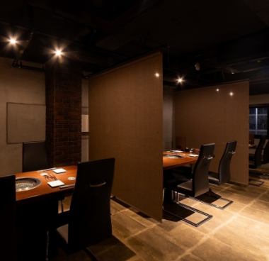 【3階／テーブル個室（最大6名様×3卓）】3階のテーブル席は、間にロールカーテンを付け半個室としてご利用いただけます。自慢の黒毛和牛焼肉をゆったりとお楽しみください。