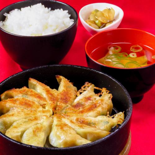 Gyoza set meal that you can choose from 3 types of infinite gyoza ♪ Weekdays only