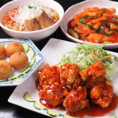 大人気の韓国料理！ヤムニョンチキン・トッポギ・チーズボールなど人気のメニューが勢揃い！