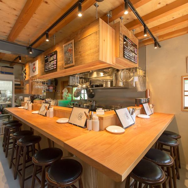 ≪一人でも気軽に楽しめるカウンター席★≫目の前で丁寧に仕上げられる料理を眺めながら、落ち着いた雰囲気の中で本場の北イタリア料理を堪能できます。おひとり様やデートにぴったりで、心地よい会話や特別なひとときを演出。シェフとの距離も近く、料理へのこだわりを感じながら、リラックスした時間をお過ごしください♪