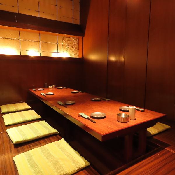 【木の温もり感じる落ち着きある空間】あたたかみのある雰囲気の当店では、掘りごたつ席や個室が完備され、落ち着いた時間を楽しむことができます。長テーブルの掘りごたつ席もございますので、大人数の宴会にも対応可能です。ロールカーテンを完備し、全席半個室以上となっております。各種宴会でぜひご利用ください！