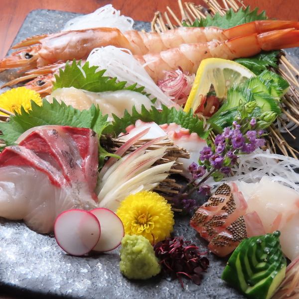 鮮度抜群！季節の海鮮を使った刺身盛り合わせ