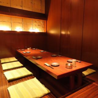 【木の温もり感じる落ち着きある空間】あたたかみのある雰囲気の当店では、掘りごたつ席や個室が完備され、落ち着いた時間を楽しむことができます。長テーブルの掘りごたつ席もございますので、大人数の宴会にも対応可能です。みんなで一緒にテーブルを囲めば話が盛り上がること間違いなし♪各種宴会でぜひご利用ください！