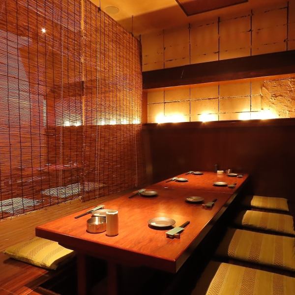 【木の温もり感じる落ち着きある空間】あたたかみのある雰囲気の当店では、掘りごたつ席や個室が完備され、落ち着いた時間を楽しむことができます。長テーブルの掘りごたつ席もございますので、大人数の宴会にも対応可能です。ロールカーテンを完備し、全席半個室以上となっております。各種宴会でぜひご利用ください！