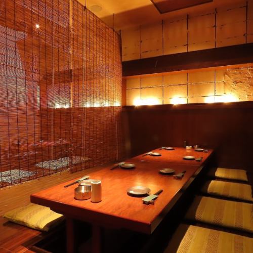 <p>【木の温もり感じる落ち着きある空間】あたたかみのある雰囲気の当店では、掘りごたつ席や個室が完備され、落ち着いた時間を楽しむことができます。長テーブルの掘りごたつ席もございますので、大人数の宴会にも対応可能です。ロールカーテンを完備し、全席半個室以上となっております。各種宴会でぜひご利用ください！</p>