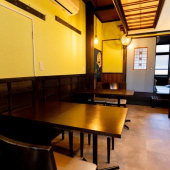 4人掛けテーブル席は、少人数の会食や打ち合わせ兼飲み会などにも活躍！資料を広げたり、タブレットを置いたりしても十分スペースが確保でき、飲みながらでも“話が進む環境”になっています。ビジネスでもプライベートでも使え、気軽な場でありながら質のある時間を過ごせる便利なお席です！