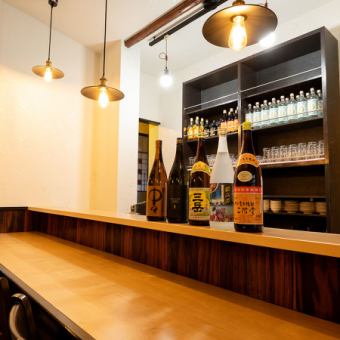 2人で座るカウンターは、実はデートにも最高♪横並びだから会話の切れ目が自然で、周りを気にせず世界に入り込めます。料理の話や好みの話も弾みやすく、距離がぐっと縮まる空間に♪大人の“しっぽり時間”を演出してくれます！
