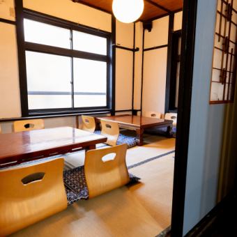 長時間の宴会でも姿勢を変えやすいのが座敷の良さ♪正座・あぐら・横座りなど体勢を調整でき、会話に集中できます。座布団の調整や席替えも容易で、二次会いらずの居心地に。仕事の話から趣味の話まで、腰を据えて話せます！