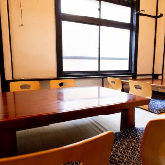 座敷はお子さま連れにやさしいのが魅力♪靴を脱いで座れるので、ハイハイ期の赤ちゃんや元気なお子さまも安心。4名×6卓だから「大人テーブル/子どもテーブル」に分けやすく、食事がスムーズに進みます！
