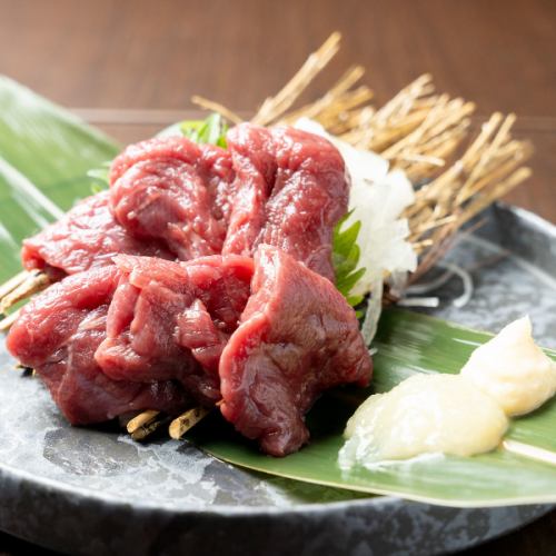 きめ細かい霜降りと美しい桜色が特長の上馬刺しが旨い◎