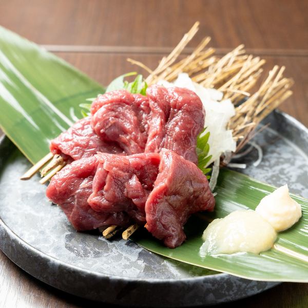 【初来店の方にも必ず食べてほしい看板料理♪】とろける食感の上馬刺しが気軽に楽しめる！880円(税込)