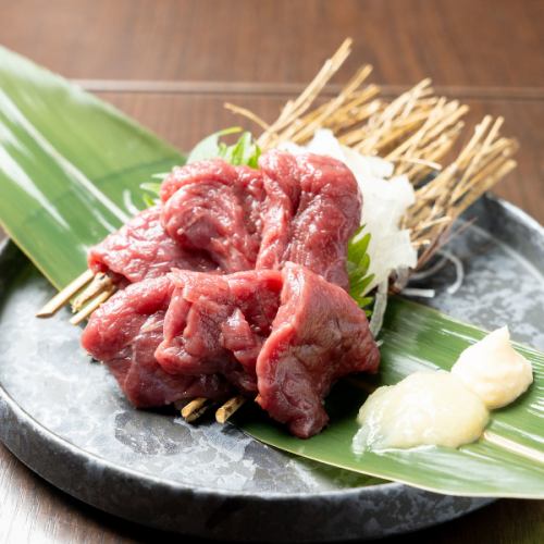 【初来店の方にも必ず食べてほしい看板料理♪】とろける食感の上馬刺しが気軽に楽しめる！880円(税込)