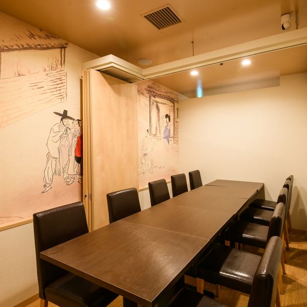 A private table room that can accommodate up to 12 people.We also have many other rooms available, including private rooms for small groups and rooms for up to 20 people!